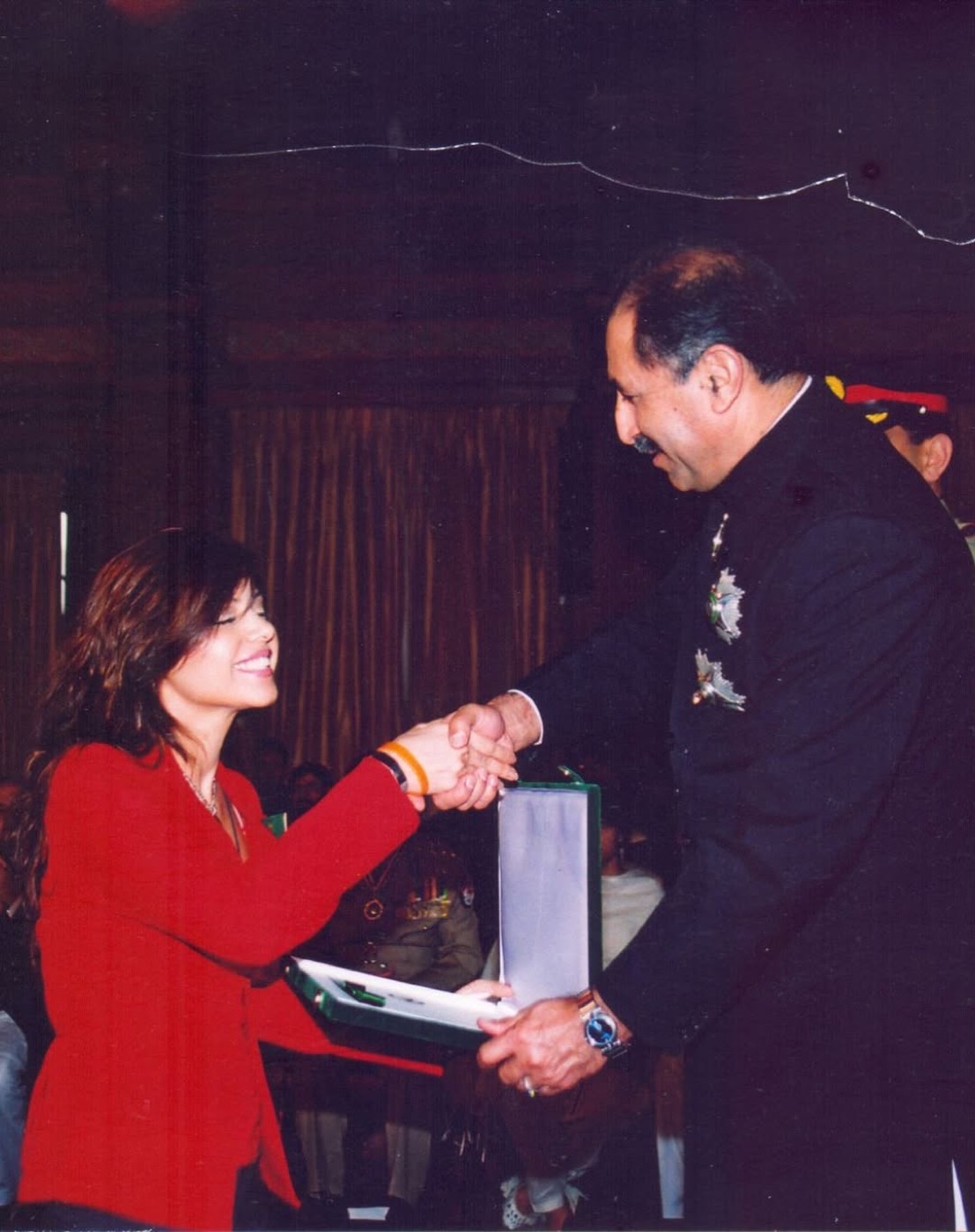 Archival photo of Hadiqa Kiani receiving the Tamgha-i-Imtiaz